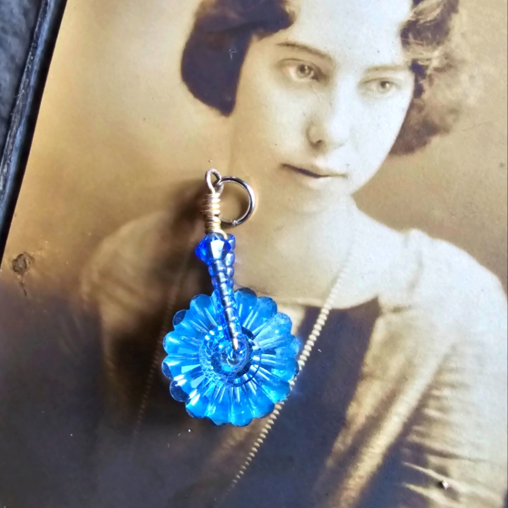 Blue crystal pendant charm sparkly sky blue silver tone flower floral daisy